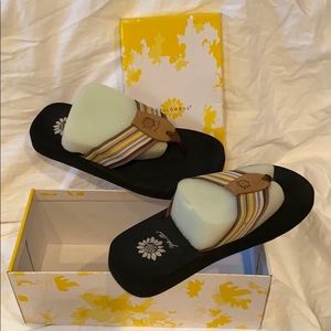 NIB Yellowbox Fun Flip Flops sz 7. Brown